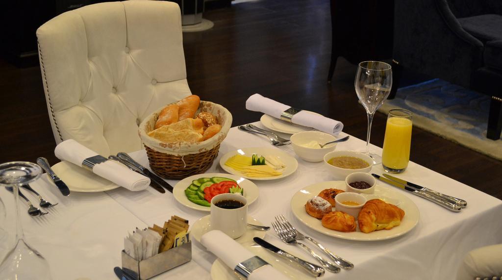קהיר Sun City Hotel - The Gabriel חדר תמונה A typical breakfast