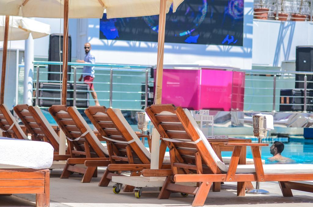 קהיר Sun City Hotel - The Gabriel מראה חיצוני תמונה A row of lounge chairs on a cruise ship