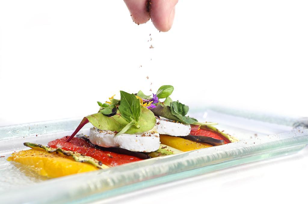 קהיר Sun City Hotel - The Gabriel מראה חיצוני תמונה A salad being seasoned with salt