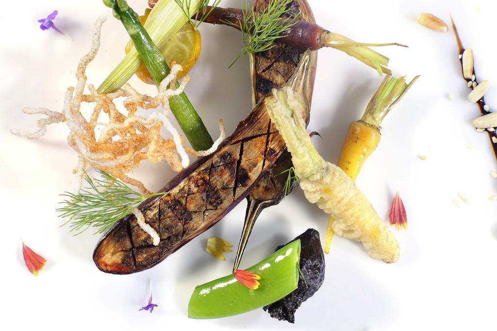 קהיר Sun City Hotel - The Gabriel מראה חיצוני תמונה Aubergine and asparagus
