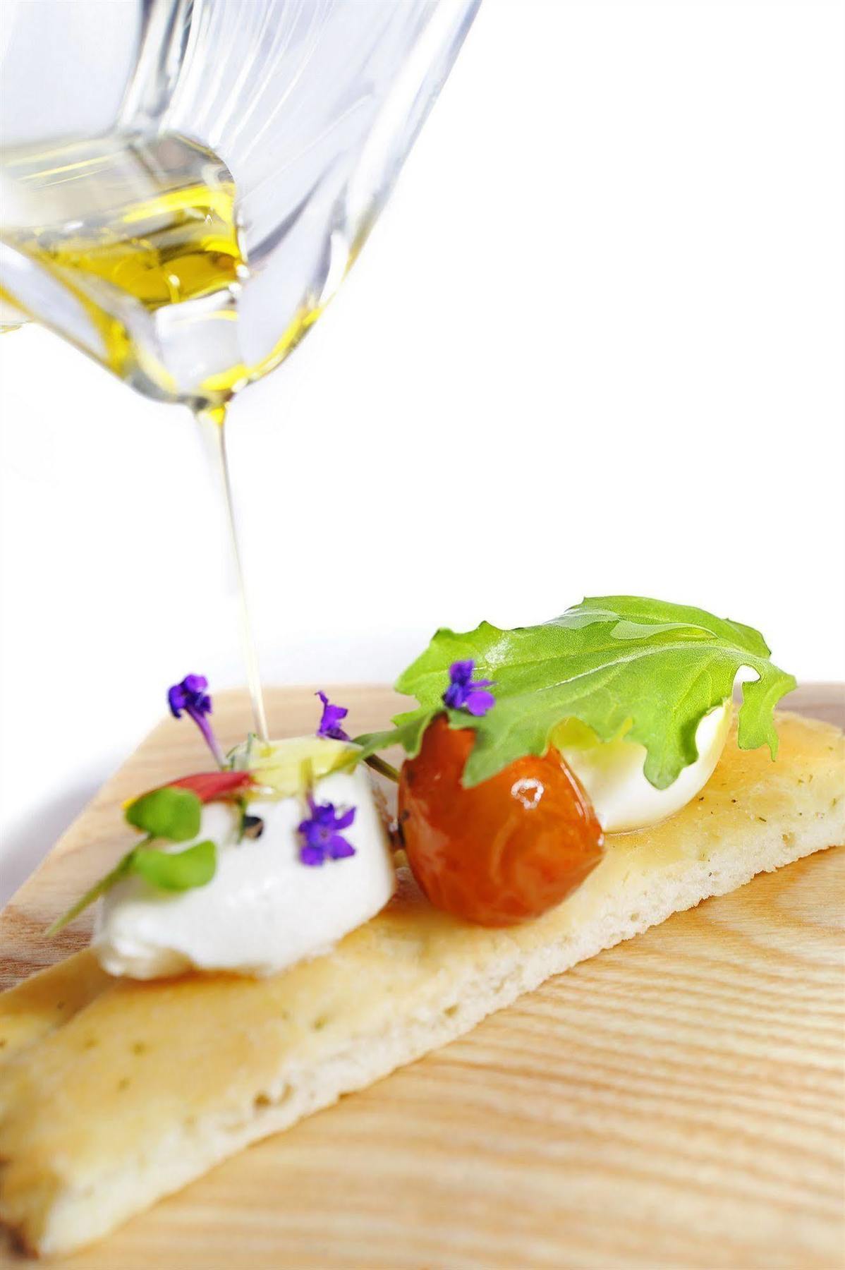 קהיר Sun City Hotel - The Gabriel מראה חיצוני תמונה Mozzarella with tomato and basil